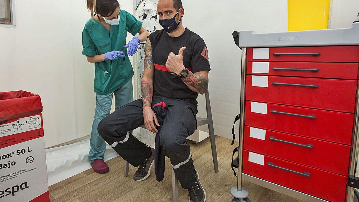 Vacunación en el hospital de campaña de Alicante.