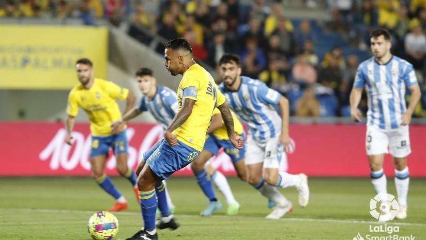 Viera anota el 1-0 de penalti en el choque ante el Málaga