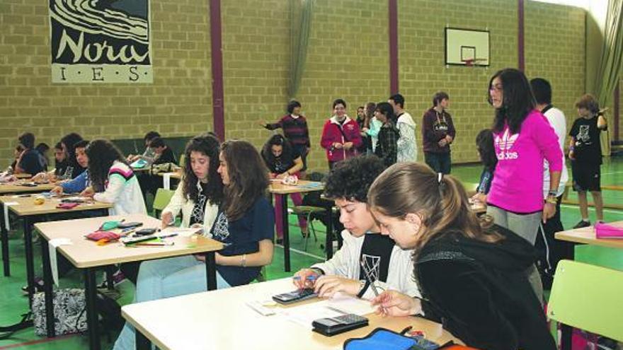 Los estudiantes participantes en la Olimpiada, ayer, durante la prueba de relevos.