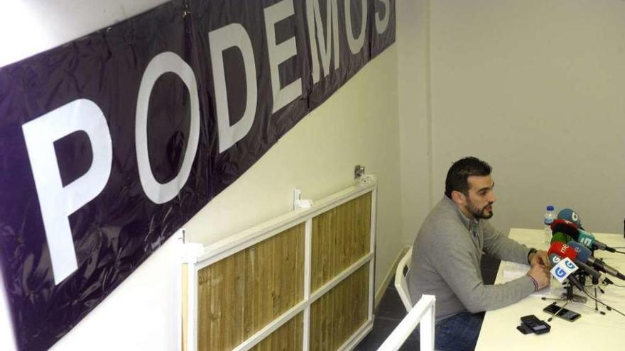 Breogán Riobóo, ayer en la sede de Podemos Galicia en A Coruña.