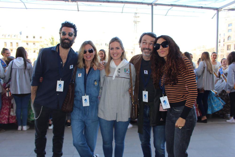 Laura Fabra se fotografía con Lluis Canut, del que dijo ser "muy fan", y su "séquito".