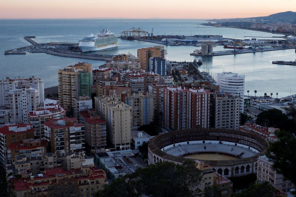 El megacrucero de Royal Caribbean abandonaba el puerto de Málaga el Martes Santo por la tarde bajo un espectáculo de fuegos artificiales.