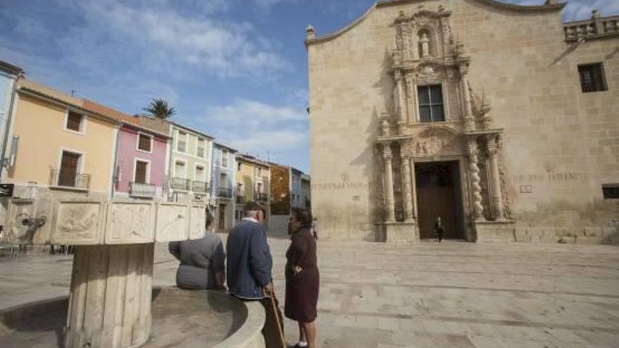 Vecinos de la Santa Faz ante el monasterio para el que se quiere pedir la declaración de Bien de Interés Cultural.