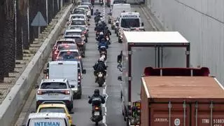 Un accidente entre un camión y una moto colapsa la Ronda Litoral de Barcelona con 10 kilómetros de retenciones