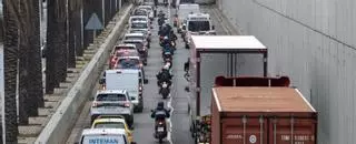 Un accident entre un camió i una moto col·lapsa la Ronda Litoral de Barcelona amb 10 quilòmetres de  retencions