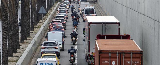 Un accident entre un camió i una moto col·lapsa la Ronda Litoral de Barcelona amb 10 quilòmetres de  retencions