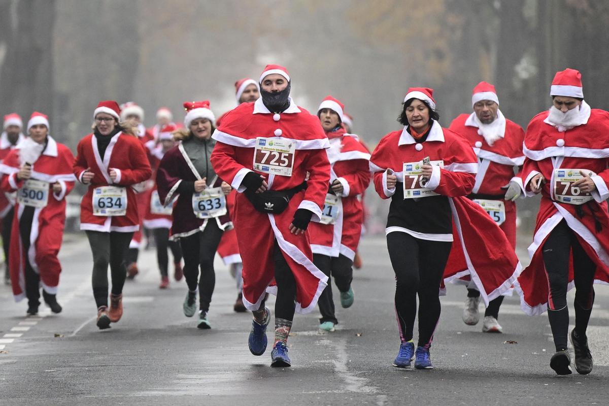 Carrera multitudinaria de papas Noel en Michendorf (Alemania)