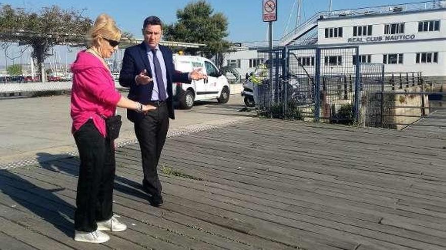 Fidalgo (d.), ayer, durante una visita al paseo de As Avenidas. // FdV