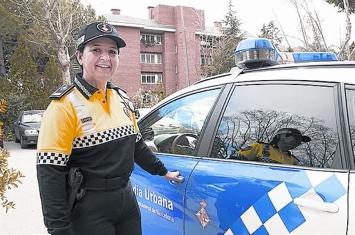 Cap policial 8 Montserrat Pina, amb un cotxe patrulla. Cap policial 8 Montserrat Pina, amb un cotxe patrulla.