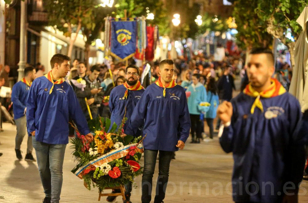 Festeros y devotos rinden culto a la patrona de Benidorm en la Ofrenda de Flores.