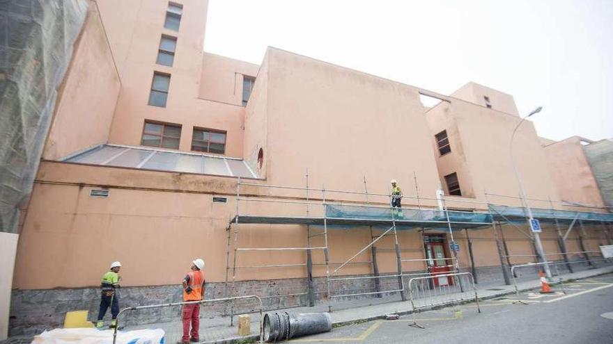 Comienzan las obras en la comisaría de Lonzas. La empresa Dragados inició las obras de reparación de las fachadas del edificio de la comisaría de Lonzas, cuyo mal estado causó la caída de cascotes y obligó a colocar andamios para evitar daños a peatones. Los trabajos tendrán una duración de nueve meses y un coste de 1,8 millones de euros. Las deficiencias llegaron a originar filtraciones de agua en el interior de la comisaría.