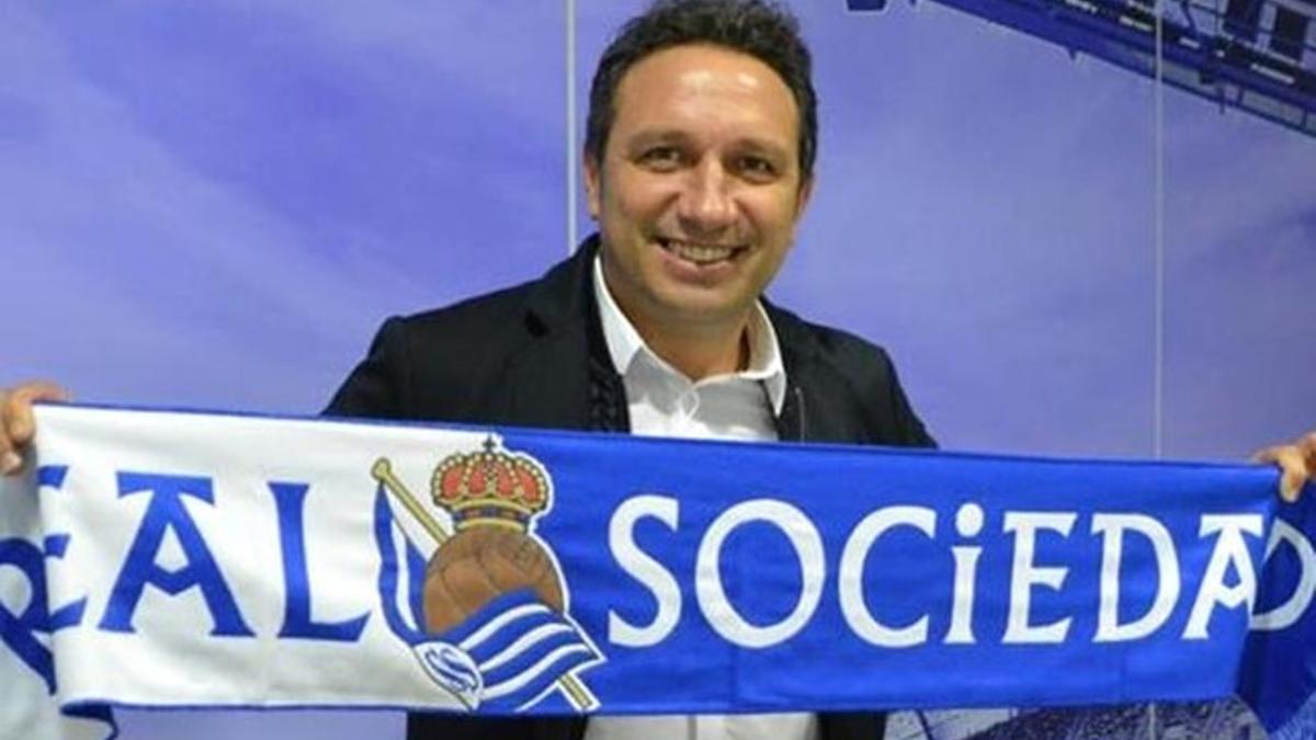 Eusebio, posando con la bufanda de la Real Sociedad