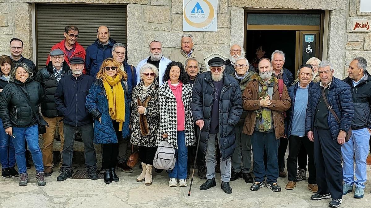 Participantes en el primer encuentro de escritores, periodistas, artistas y empresarios celebrado en Fariza