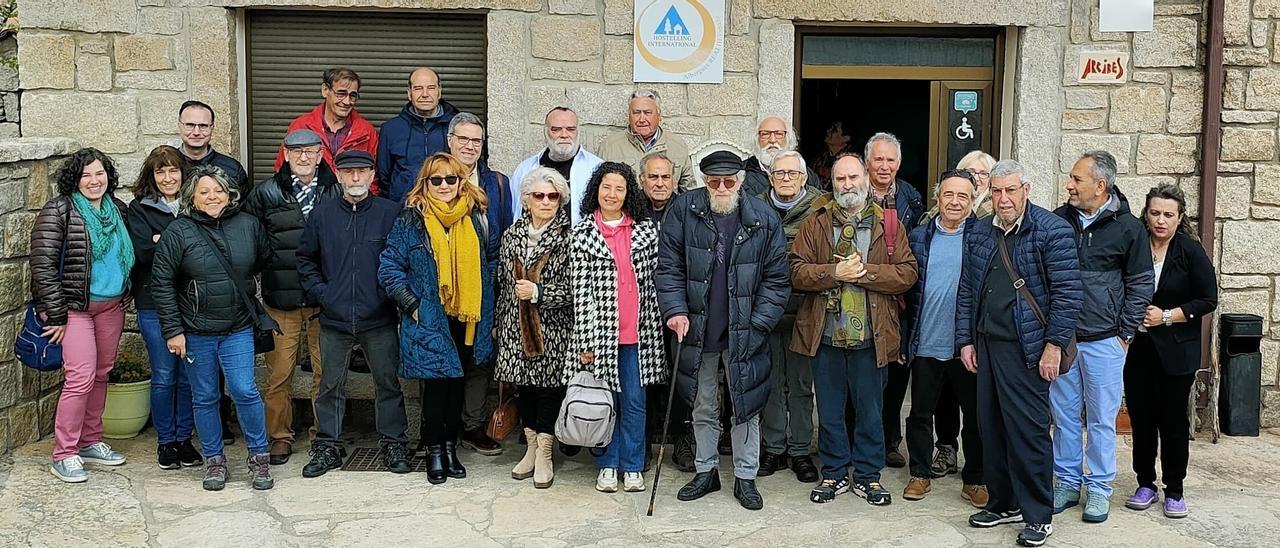 Participantes en el encuentro de escritores, periodistas, artistas y empresarios celebrado en Fariza