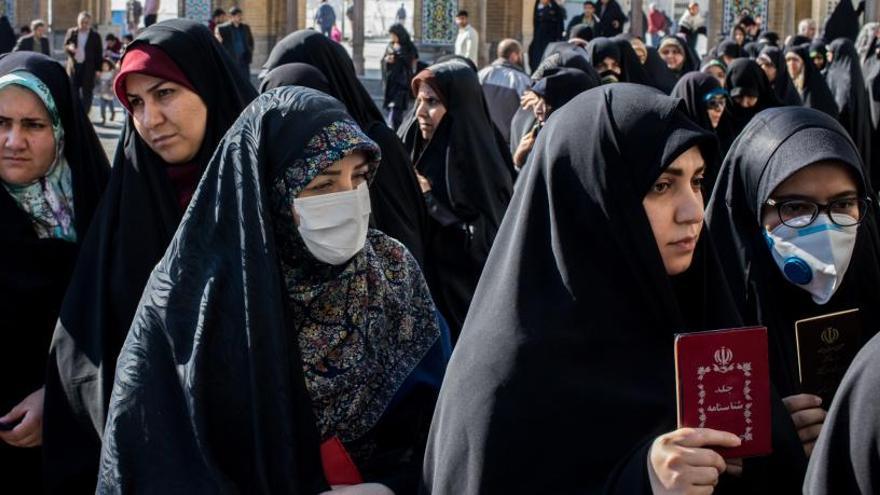 Mujeres votan en Irán con mascarillas por el temor al coronavirus.