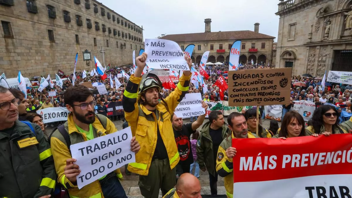 Miles de personas marchan en Santiago contra la gestión de la Xunta de los incendios