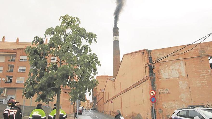 Histórico encendido de viejas chimeneas de las azulejeras