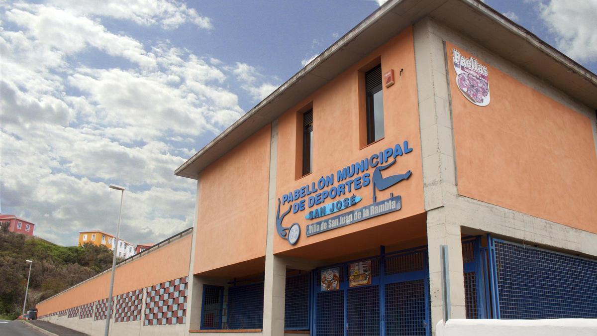 Pabellón municipal de deportes, donde se instalará la pantalla gigante en San Juan de la Rambla.