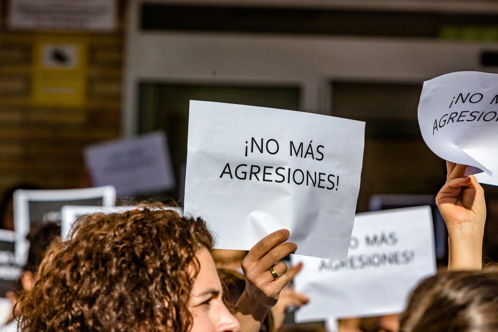 Cerca de un centenar de trabajadores, junto al equipo directivo del centro ha mostrado su "repulsa" por el ataque