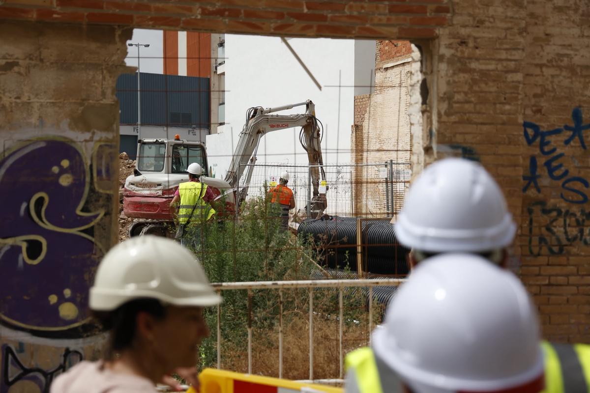 Comienzan los trabajos de desescombro del edificio derrumbado de Benetússer.