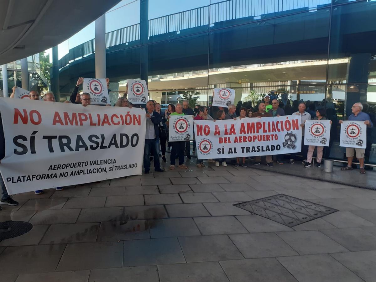 Una concentración de protesta de la plataforma ciudadana en el Aeropuerto de Manises