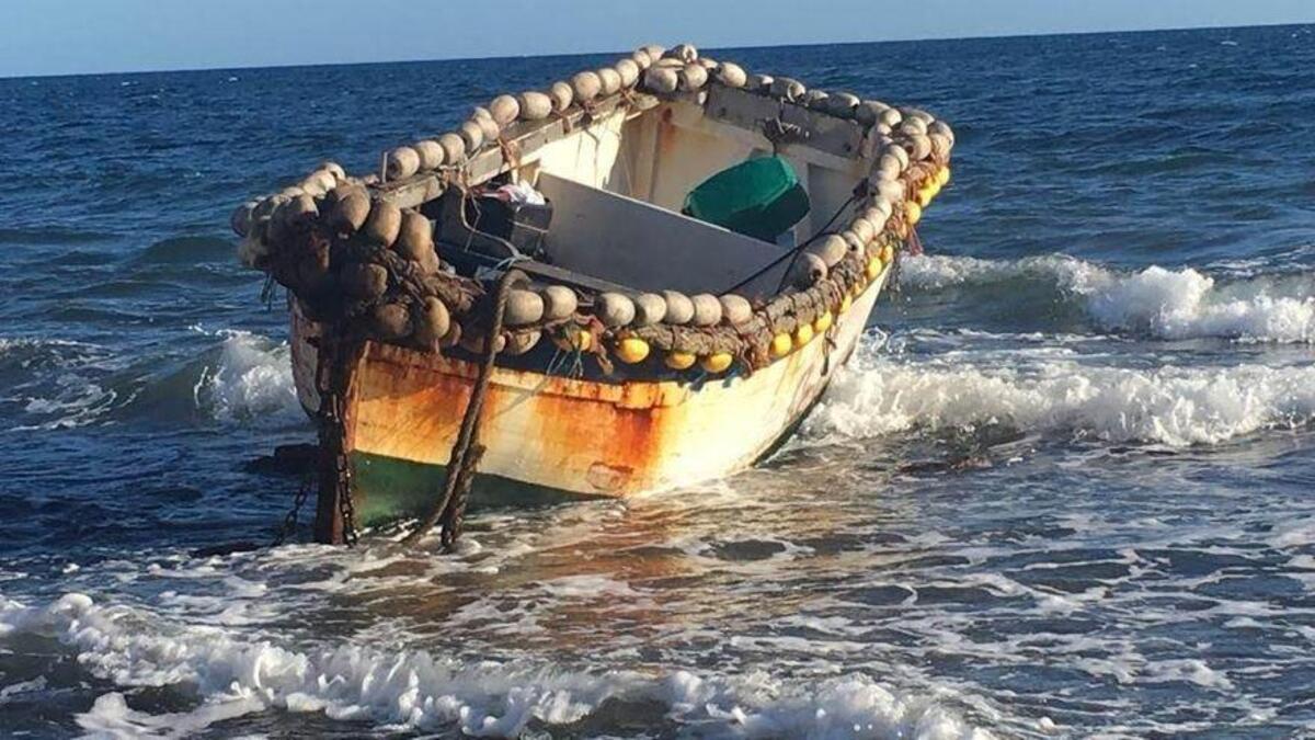 Una embarcación que transportaba a un grupo de inmigrantes abandonada en la costa de Canarias.