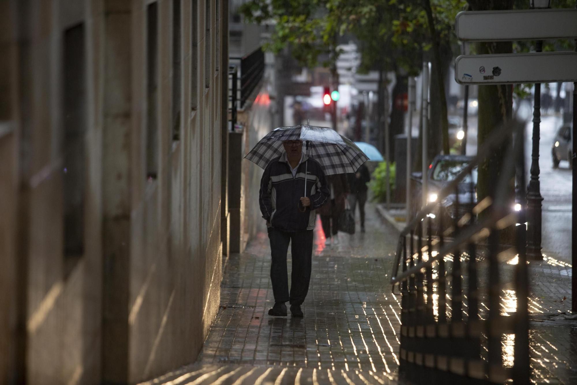 Galería: La lluvia descarga con fuerza en Xàtiva