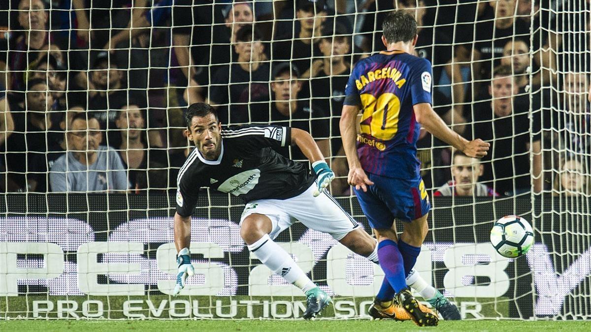 Sergi Roberto engaña al portero en el segundo gol del Barça ante el Betis.