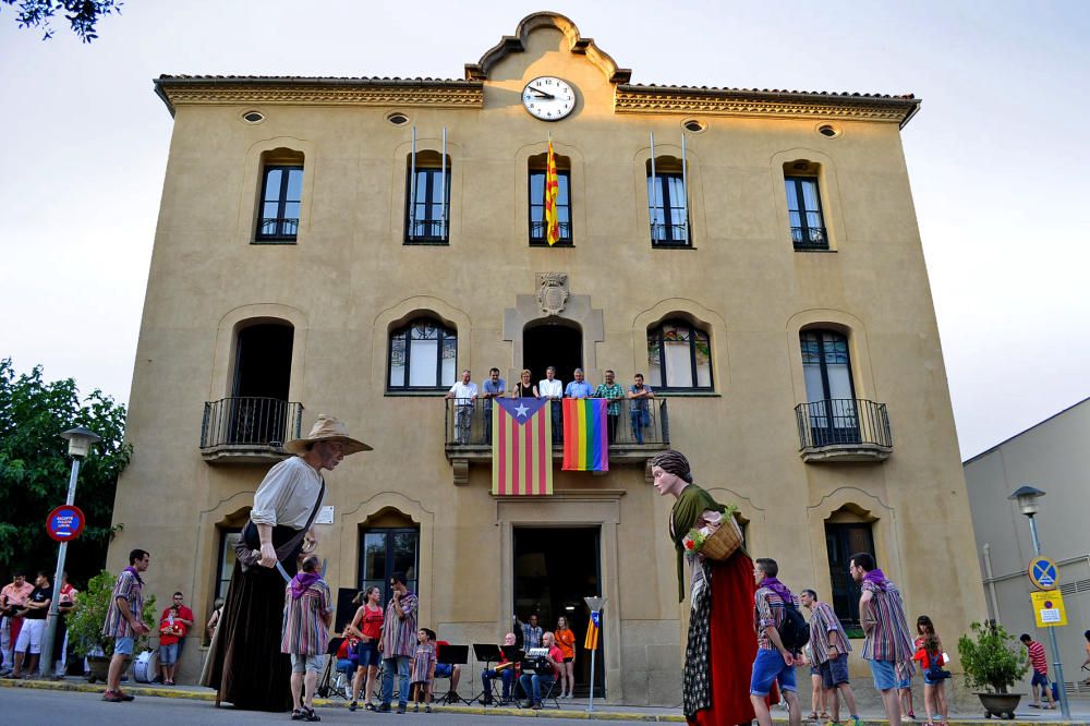 Salutació dels gegants Ton i Ció del Gorg de l'Olla al davant de la Casa de la Vila, dins de la celebració de la Nit de Sant Joan a Súria