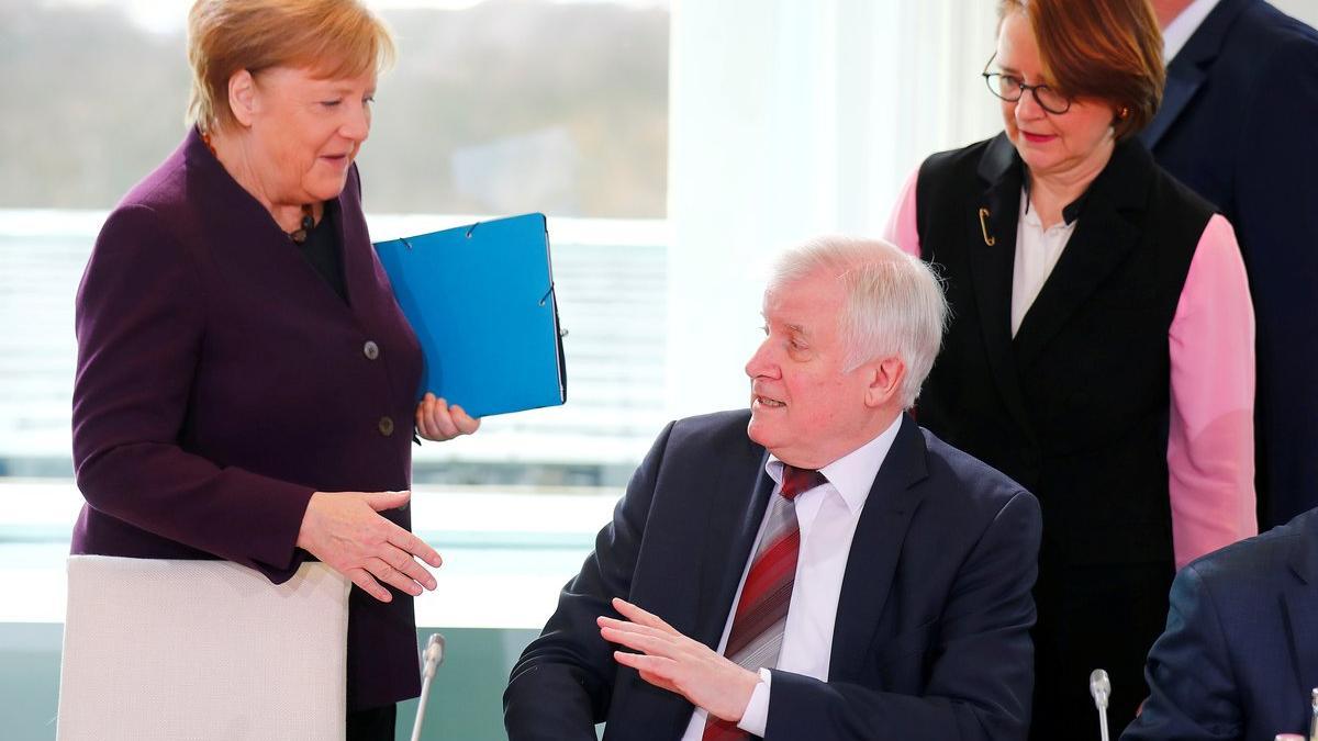 El ministro Horst Seehofer, en el instante en que rechaza estrechar la mano a Angela Merkel, este lunes en Berlín.