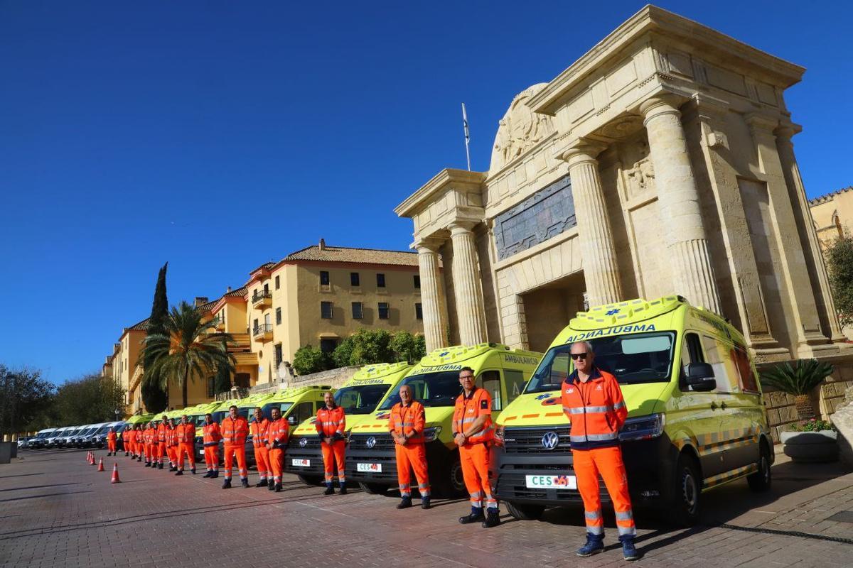 Sanitarios posan junto a los nuevos vehículos ante la Puerta del Puente de Córdoba.