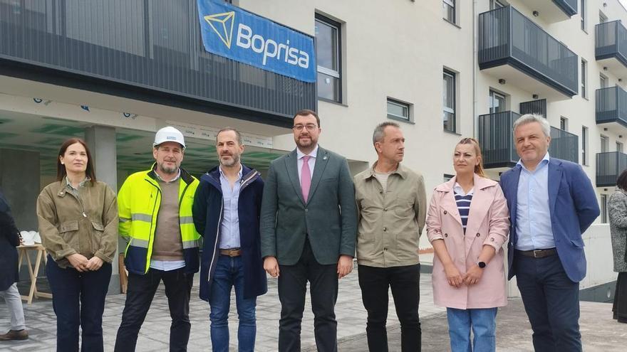 VÍDEO: El presidente del Principado, Adrián Barbón, y el alcalde de Siero, visitan las obras de las viviendas públicas de alquiler asequible para jóvenes en Lugones