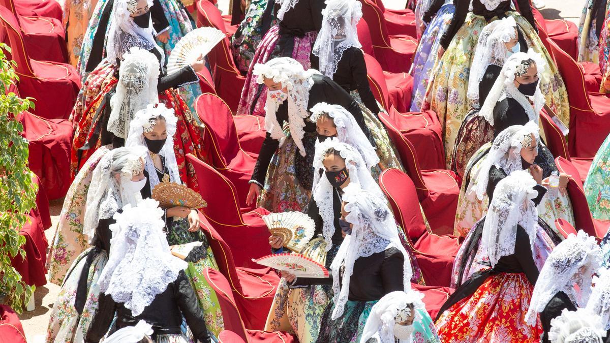 Las 82 candidatas a Bellea del Foc Infantil se reúnen en el Castillo de Santa Bárbara