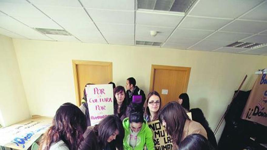 Un grupo de estudiantes prepara las pancartas para la manifestación de hoy.