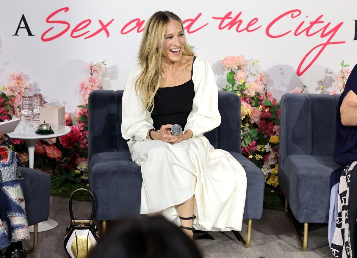 Sarah Jessica Parker con look en blanco y negro de Gabriela Hearst
