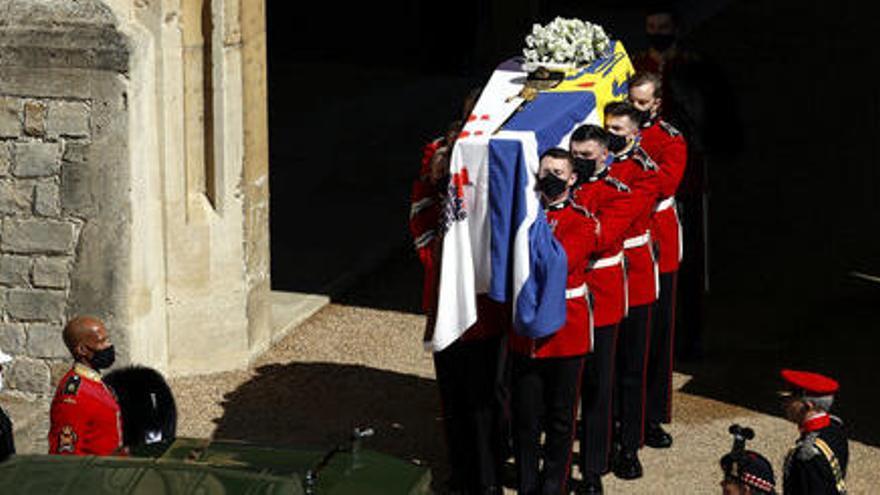 El fèretre del duc d&#039;Edimburg a punt de pujar al Land Rover al castell de Windsor