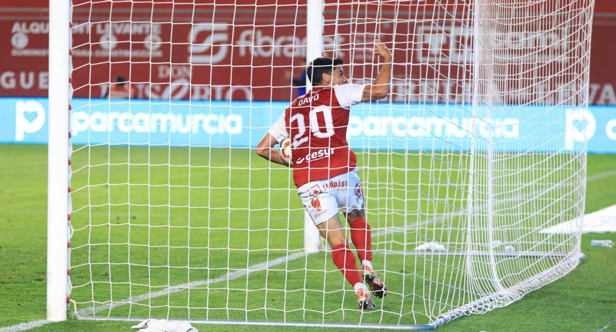 Davo pide el apoyo de los aficionados tras el gol de Flakus, que permitía al Real Murcia empatar el partido a falta de 8 minutos para el final. | PEPE VALERO