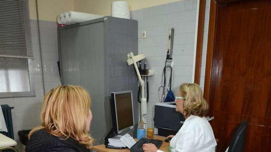 Una paciente es atendida por su médica en Vilagarcía. // Noé Parga