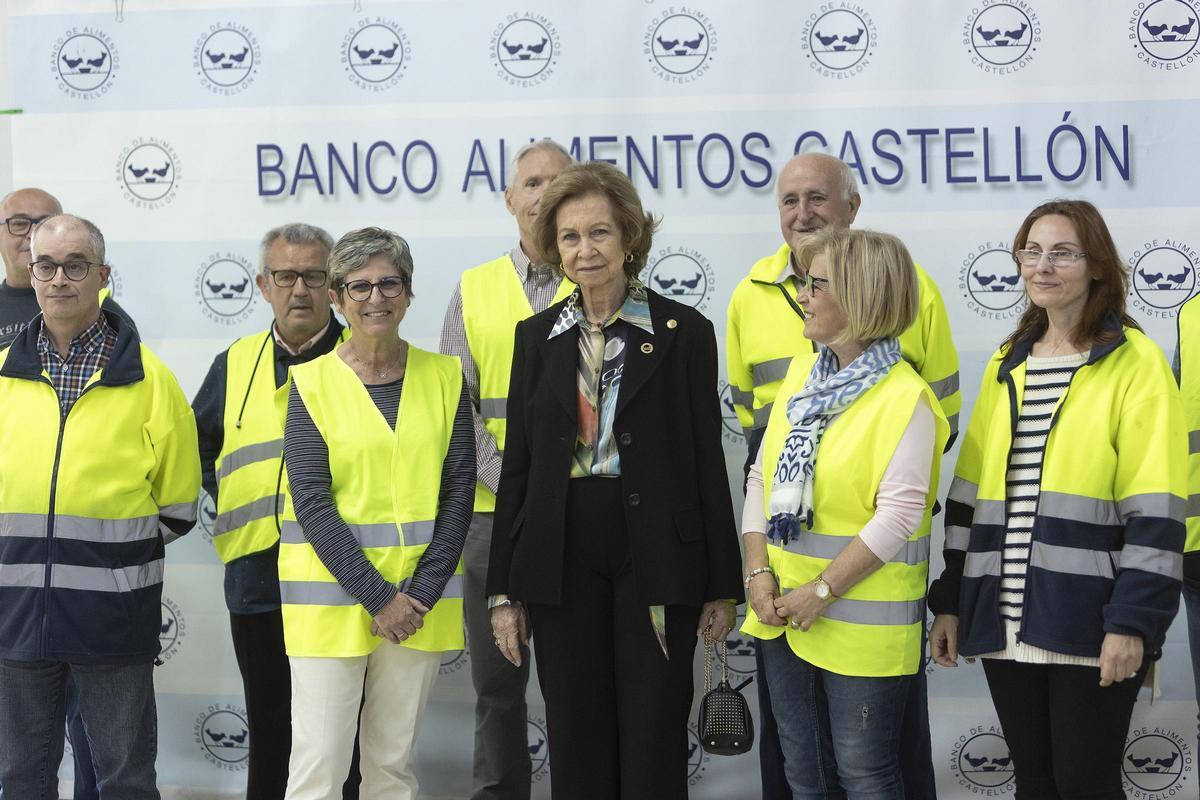 La Reina Doña Sofía con los voluntarios del Banco de Alimentos, en abril de 2022.