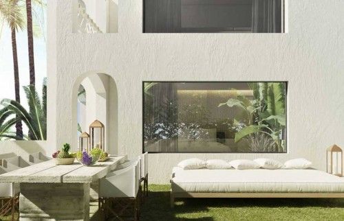 La suite de lujo cuenta con jardín privado con sofá y cama exterior