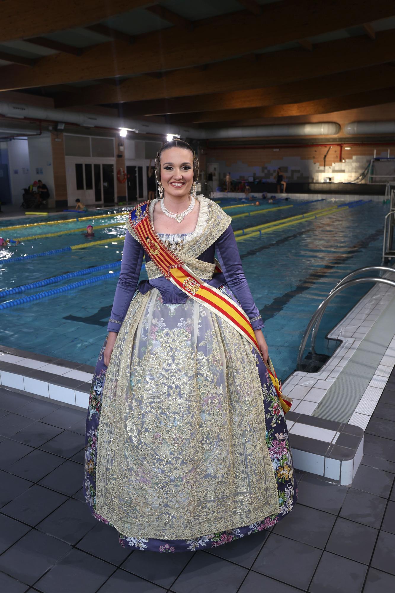 La Fallera Mayor de València, en su piscina