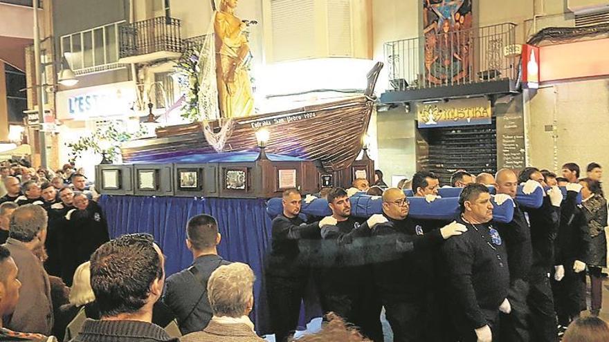 Vinaròs reivindica su devoción religiosa en una jornada lluviosa