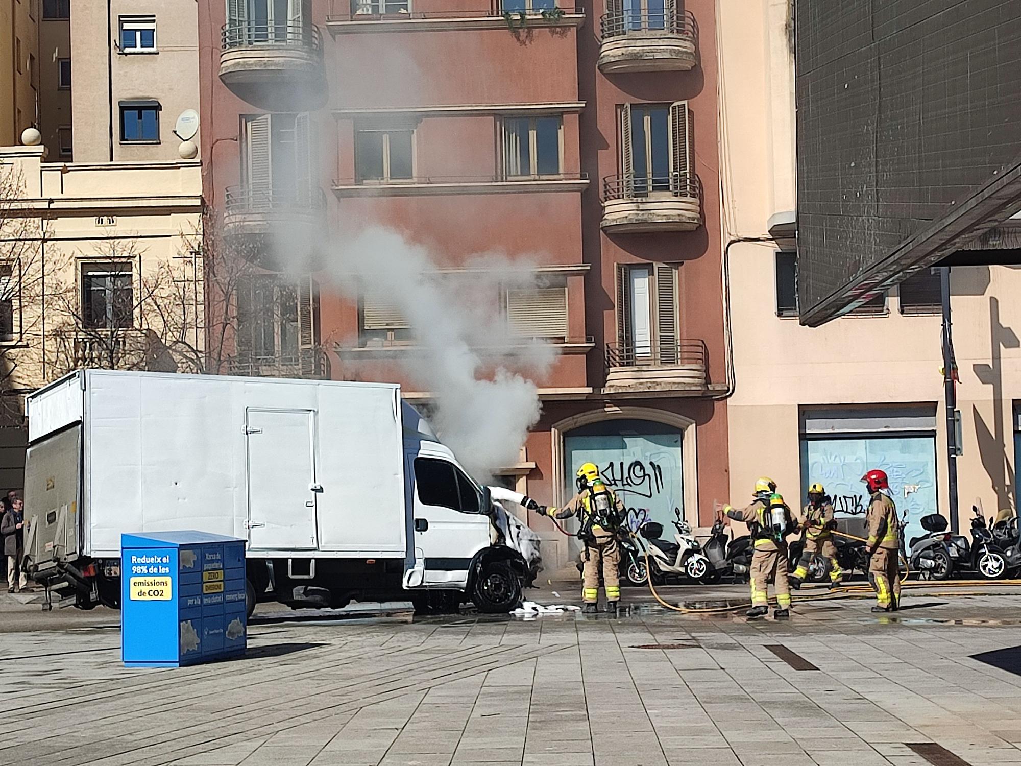 Crema un camió davant del Mercat del Lleó de Girona