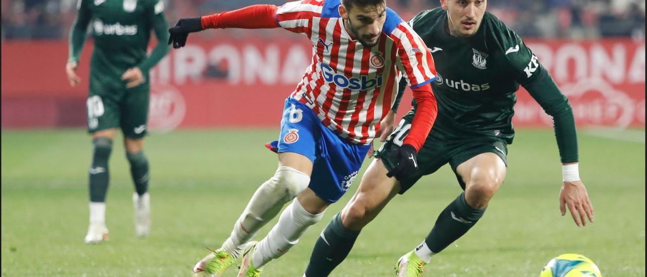 Javi Hernández pressiona Àlex Baena en el Girona-Leganés de la passada temporada.