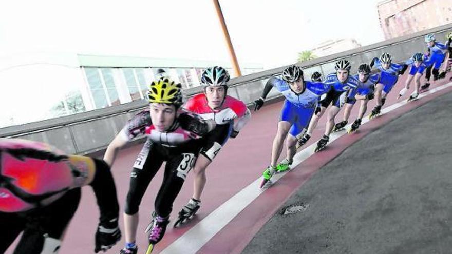 Patinadores durante una de las pruebas. / juan plaza