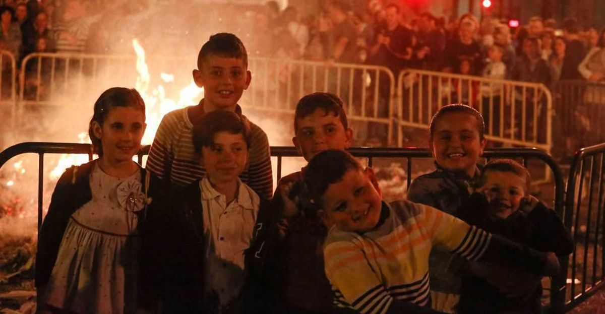 La Arena triunfó con su pira, inspirada en una goleta, y Luanco se citó en La Ribera