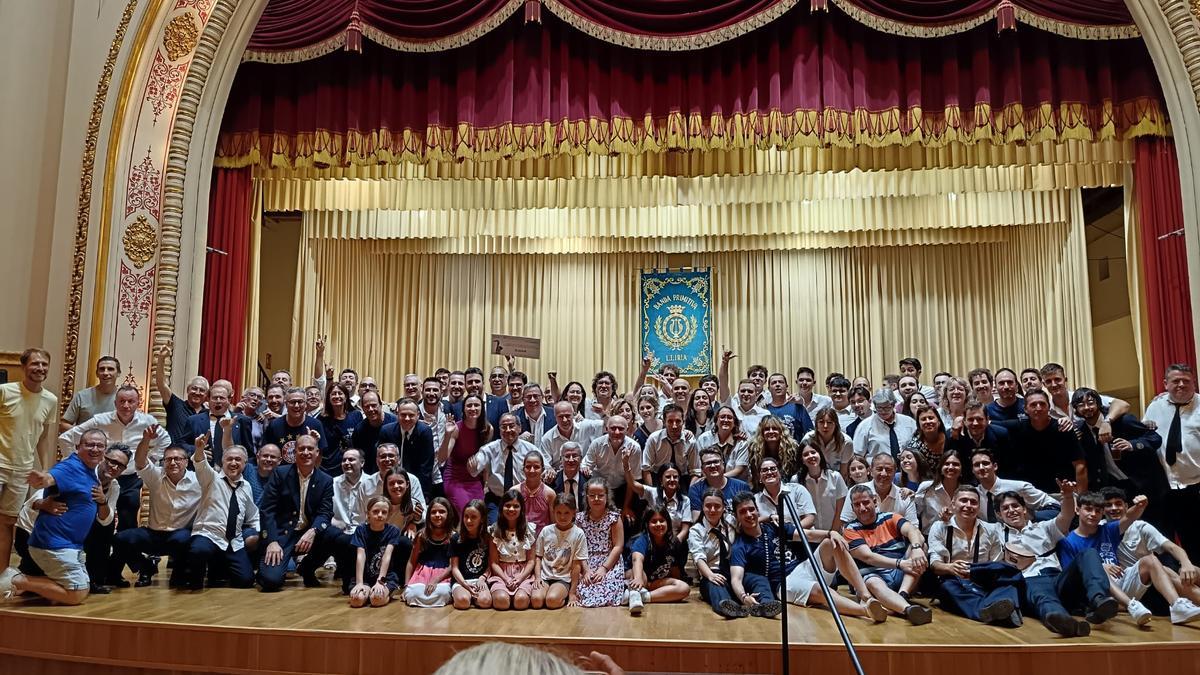 Los músicos y directivos de la Primitiva de Llíria celebran su victoria en el Certamen de Bandas.