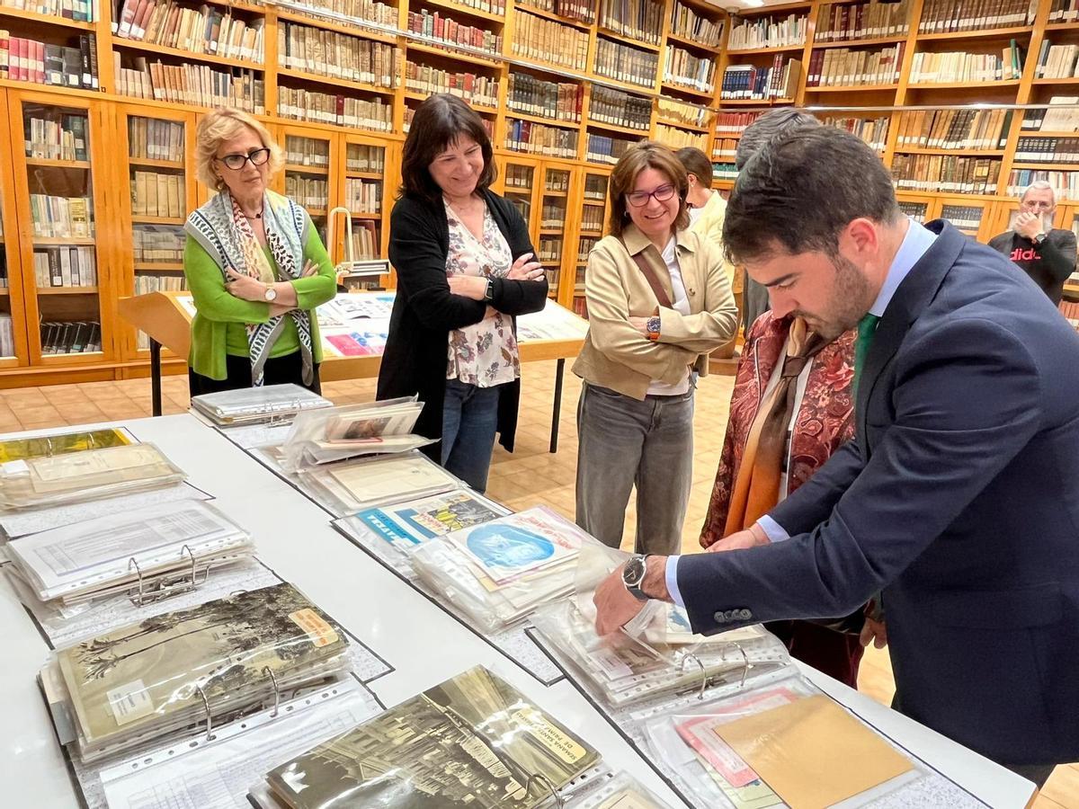 Presentación de la nueva donación en el Archivo, situado en el Palacio Almudí.