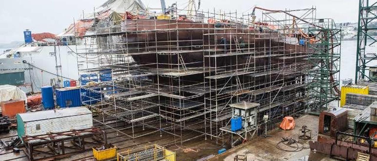 Un barco en construcción en el astillero de Gondán en Castopol.