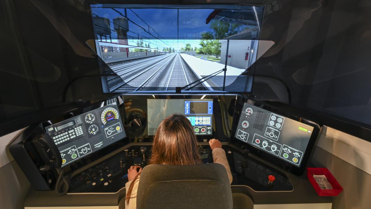 Una estudiante realiza prácticas en el simulador de la Escuela Técnica Profesional de Conducción y Operaciones de L'Hospitalet, que forma a futuros maquinistas de tren.